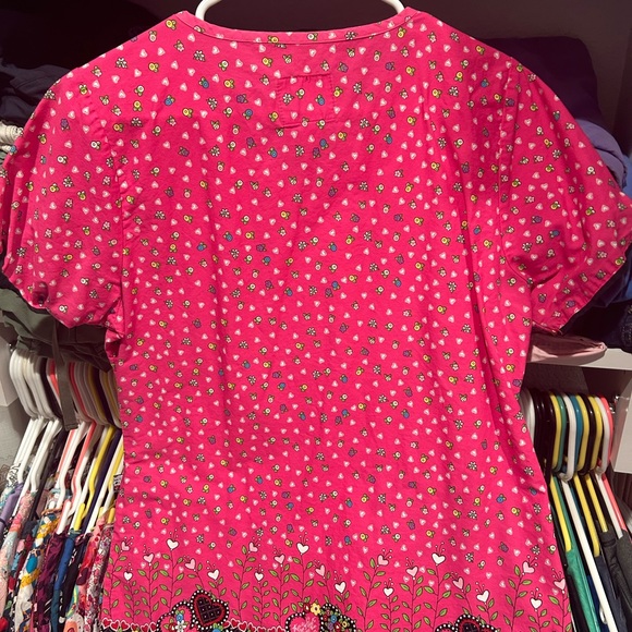 Cute Mary Engelbreit scrub top - Picture 3 of 3